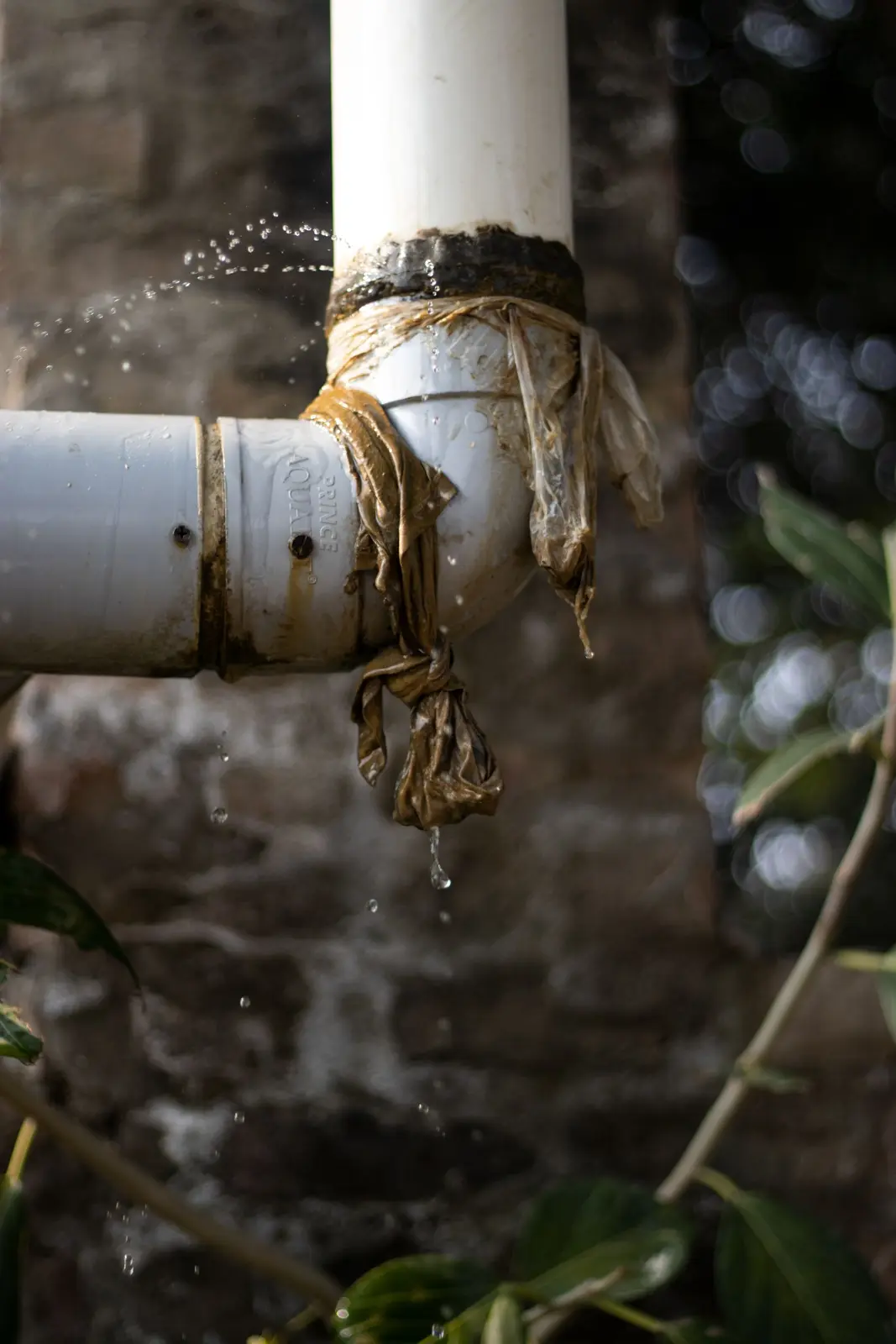 Tubería con un empalme que gotea
