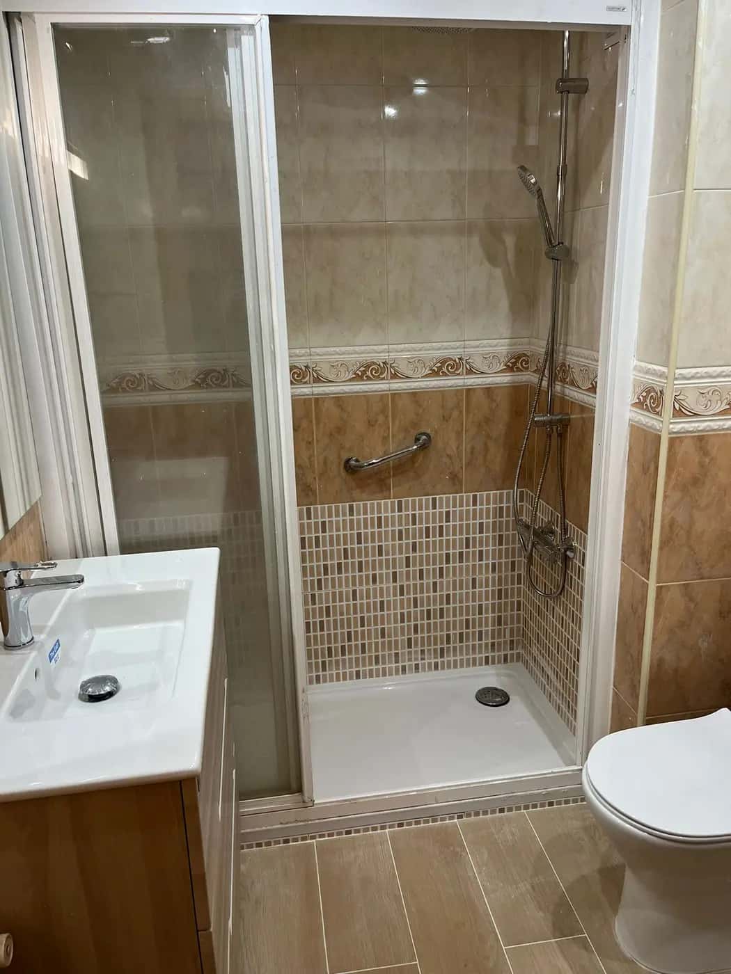 Baño terminado con plato de ducha, mampara y mueble de lavabo nuevos